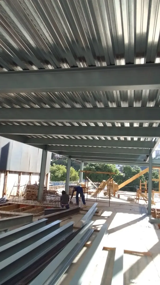Montagem de estrutura metálica com laje steel deck em condomínio de São Paulo