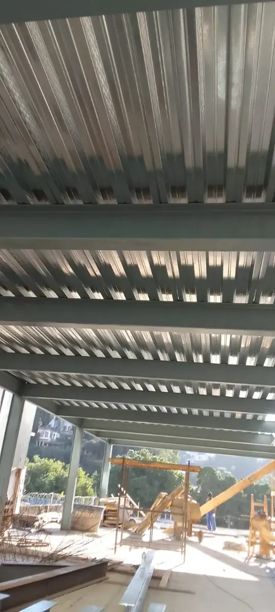 Vigas metálicas e telha steel deck instaladas em ampliação predial