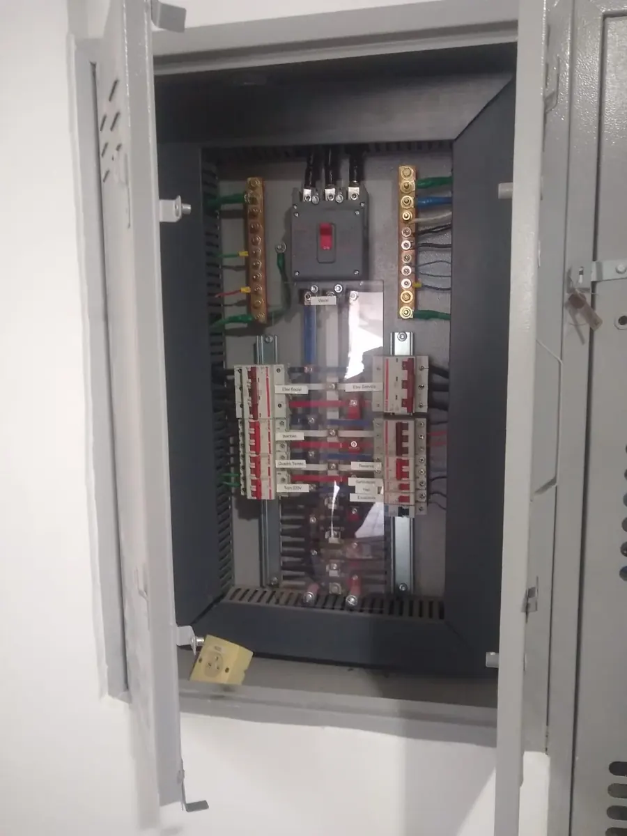 Conjunto de medidores de energia instalado em condomínio pela Steeltec