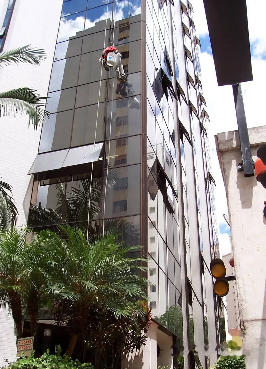 Alpinista industrial em serviço na fachada espelhada de edifício em São Paulo — foto 3