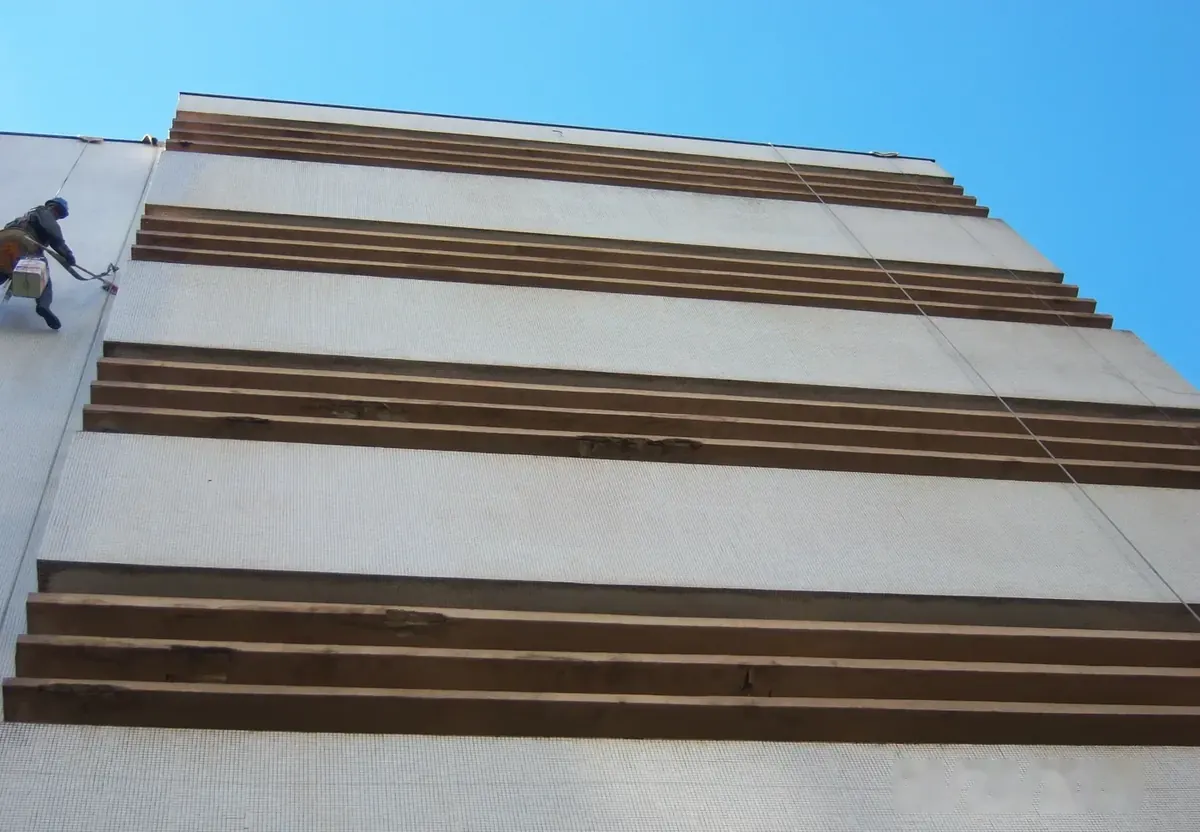 Detalhe da estrutura de concreto do Colégio Dante Alighieri durante o reparo