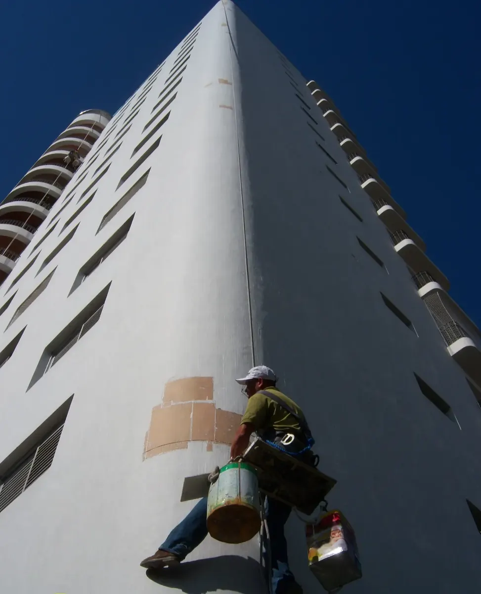 Alpinista industrial da Steeltec executando restauro de fachada no Edifício Toriba